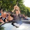 Céline Dion salue ses fans à la sortie de l'hôtel Royal Monceau à Paris le 5 juillet 2017.