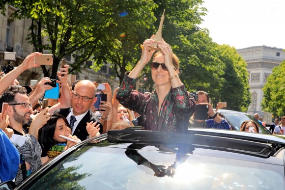 Céline Dion salue ses fans à la sortie de l'hôtel Royal Monceau à Paris le 5 juillet 2017.