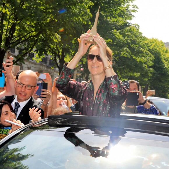 Céline Dion salue ses fans à la sortie de l'hôtel Royal Monceau à Paris le 5 juillet 2017.