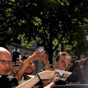 Céline Dion salue ses fans à la sortie de l'hôtel Royal Monceau à Paris le 5 juillet 2017.