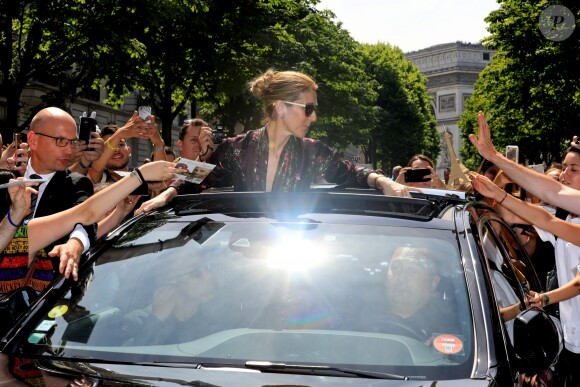 Céline Dion salue ses fans à la sortie de l'hôtel Royal Monceau à Paris le 5 juillet 2017.