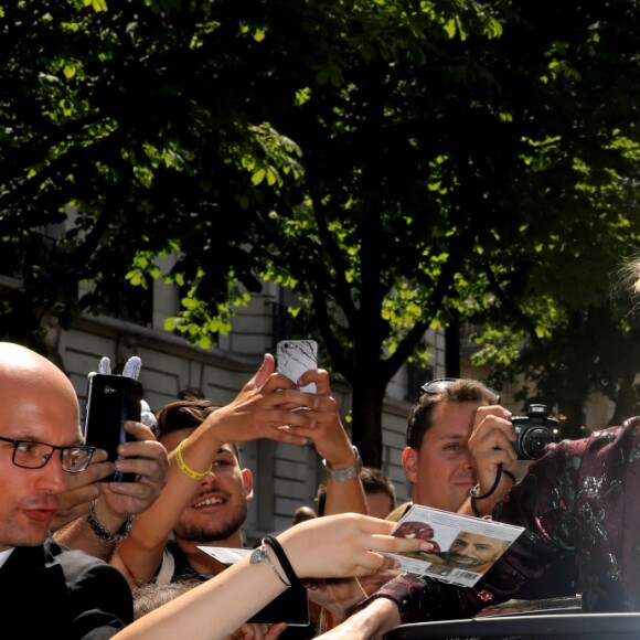 Céline Dion salue ses fans à la sortie de l'hôtel Royal Monceau à Paris le 5 juillet 2017.