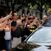 Céline Dion salue ses fans à la sortie de l'hôtel Royal Monceau à Paris le 5 juillet 2017.