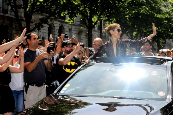 Céline Dion salue ses fans à la sortie de l'hôtel Royal Monceau à Paris le 5 juillet 2017.