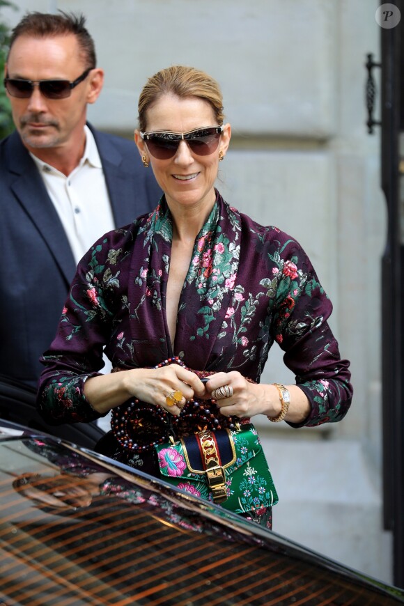 Céline Dion salue ses fans à la sortie de l'hôtel Royal Monceau à Paris le 5 juillet 2017.