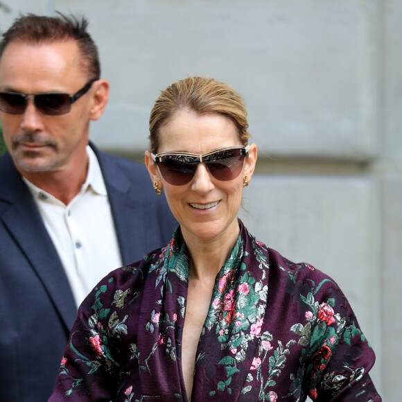 Céline Dion salue ses fans à la sortie de l'hôtel Royal Monceau à Paris le 5 juillet 2017.