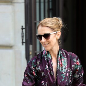 Céline Dion salue ses fans à la sortie de l'hôtel Royal Monceau à Paris le 5 juillet 2017.