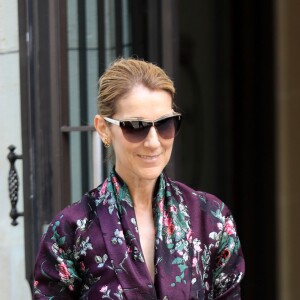 Céline Dion salue ses fans à la sortie de l'hôtel Royal Monceau à Paris le 5 juillet 2017.