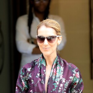 Céline Dion salue ses fans à la sortie de l'hôtel Royal Monceau à Paris le 5 juillet 2017.
