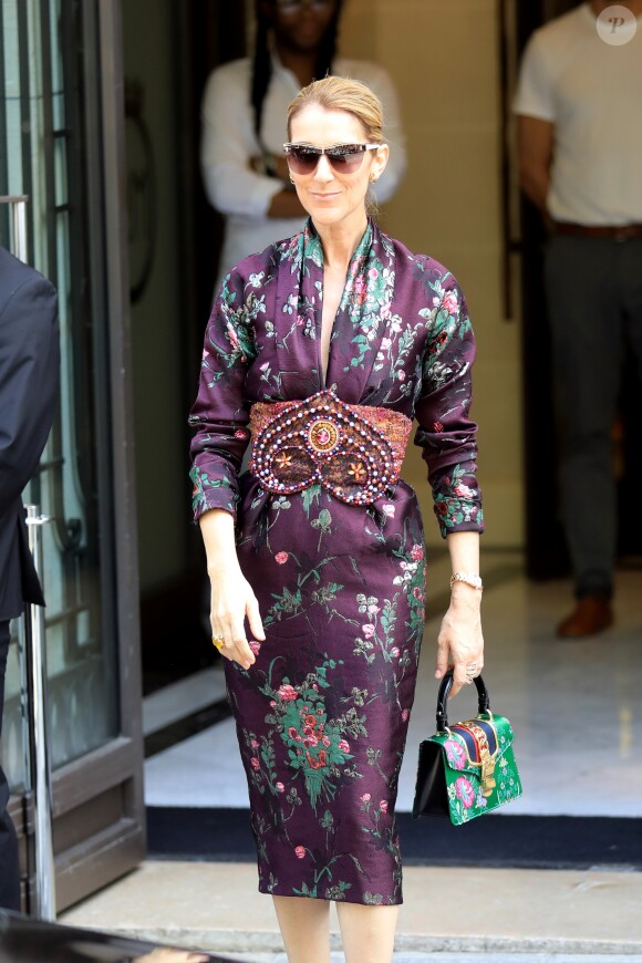 Céline Dion salue ses fans à la sortie de l'hôtel Royal Monceau à Paris le 5 juillet 2017.