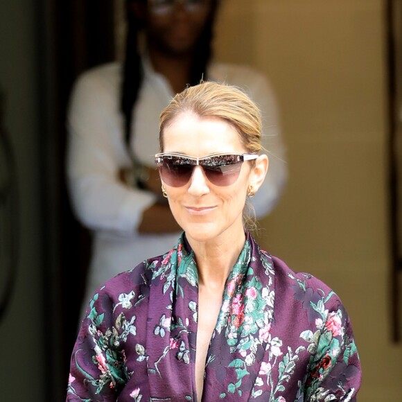 Céline Dion salue ses fans à la sortie de l'hôtel Royal Monceau à Paris le 5 juillet 2017.