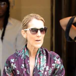Céline Dion salue ses fans à la sortie de l'hôtel Royal Monceau à Paris le 5 juillet 2017.