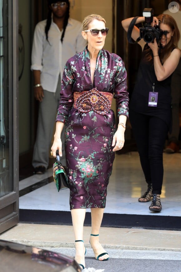 Céline Dion salue ses fans à la sortie de l'hôtel Royal Monceau à Paris le 5 juillet 2017.
