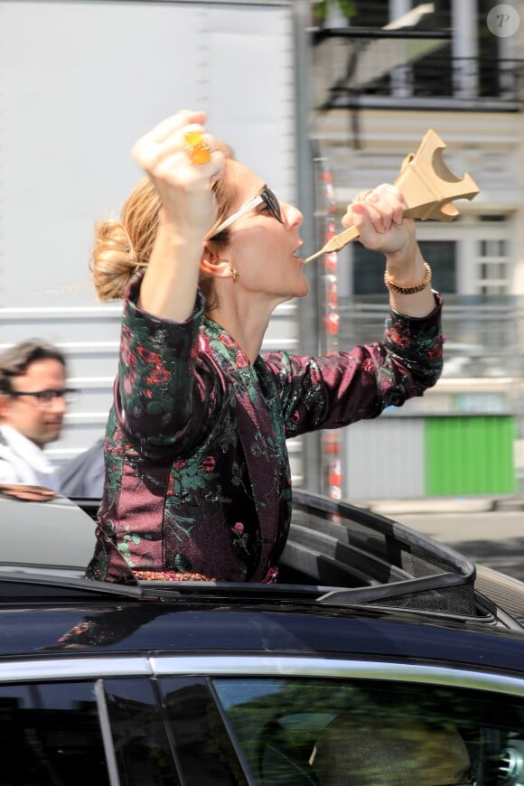 Céline Dion salue ses fans à la sortie de l'hôtel Royal Monceau à Paris le 5 juillet 2017.