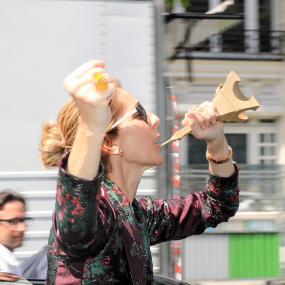 Céline Dion salue ses fans à la sortie de l'hôtel Royal Monceau à Paris le 5 juillet 2017.