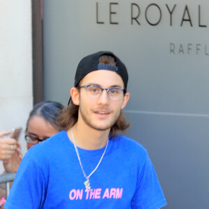 René Charles Angelil salue ses fans à la sortie de l'hôtel Royal Monceau à Paris le 5 juillet 2017.