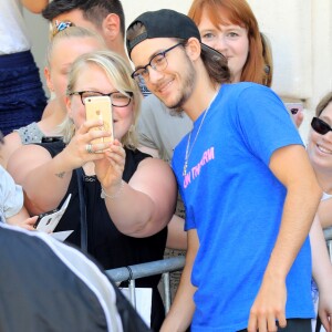 René Charles Angelil salue ses fans à la sortie de l'hôtel Royal Monceau à Paris le 5 juillet 2017.