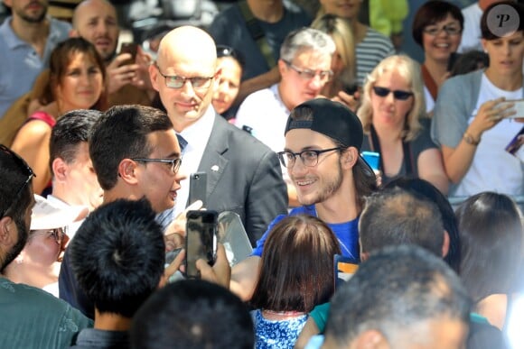 René Charles Angelil salue ses fans à la sortie de l'hôtel Royal Monceau à Paris le 5 juillet 2017.