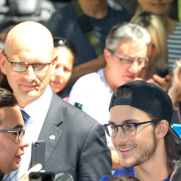 René Charles Angelil salue ses fans à la sortie de l'hôtel Royal Monceau à Paris le 5 juillet 2017.
