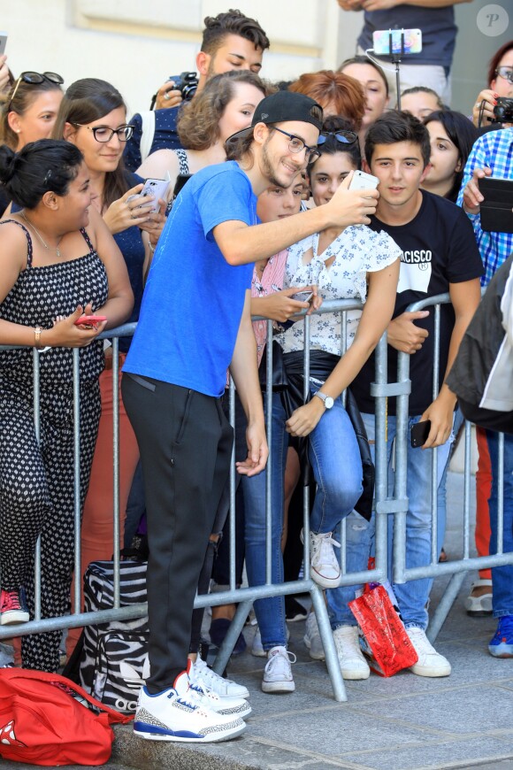 René Charles Angelil salue ses fans à la sortie de l'hôtel Royal Monceau à Paris le 5 juillet 2017.