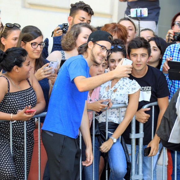 René Charles Angelil salue ses fans à la sortie de l'hôtel Royal Monceau à Paris le 5 juillet 2017.