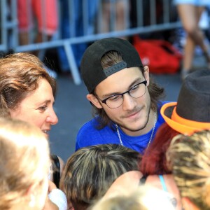 René Charles Angelil salue ses fans à la sortie de l'hôtel Royal Monceau à Paris le 5 juillet 2017.