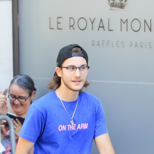 René Charles Angelil salue ses fans à la sortie de l'hôtel Royal Monceau à Paris le 5 juillet 2017.