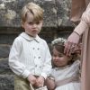 Le prince George de Cambridge et la princesse Charlotte de Cambridge avec leur mère Kate Middleton lors du mariage de leur tante Pippa Middleton et James Matthews à Englefield, dans le Berkshire, le 20 mai 2017.