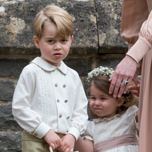 Le prince George de Cambridge et la princesse Charlotte de Cambridge avec leur mère Kate Middleton lors du mariage de leur tante Pippa Middleton et James Matthews à Englefield, dans le Berkshire, le 20 mai 2017.