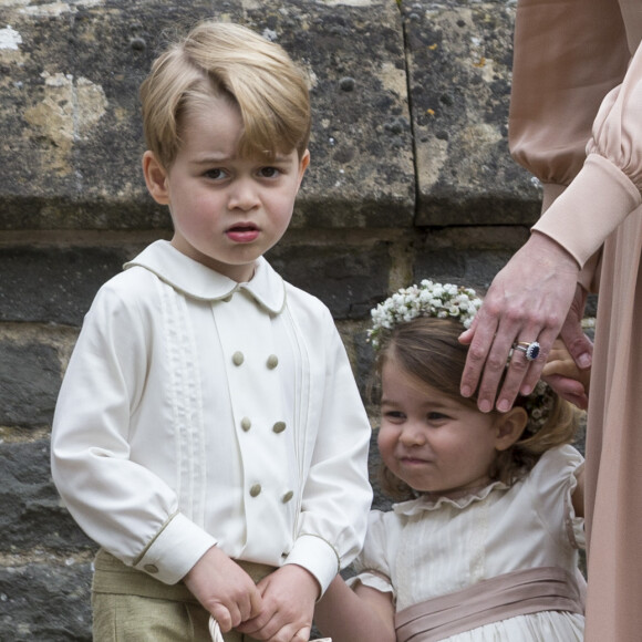 Le prince George de Cambridge et la princesse Charlotte de Cambridge avec leur mère Kate Middleton lors du mariage de leur tante Pippa Middleton et James Matthews à Englefield, dans le Berkshire, le 20 mai 2017.