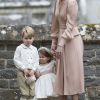Le prince George de Cambridge et la princesse Charlotte de Cambridge avec leur mère Kate Middleton lors du mariage de leur tante Pippa Middleton et James Matthews à Englefield, dans le Berkshire, le 20 mai 2017.