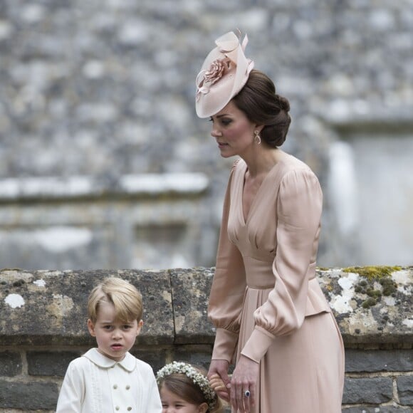 Le prince George de Cambridge et la princesse Charlotte de Cambridge avec leur mère Kate Middleton lors du mariage de leur tante Pippa Middleton et James Matthews à Englefield, dans le Berkshire, le 20 mai 2017.