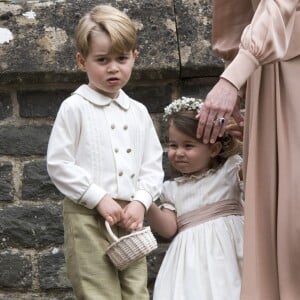 Le prince George de Cambridge et la princesse Charlotte de Cambridge avec leur mère Kate Middleton lors du mariage de leur tante Pippa Middleton et James Matthews à Englefield, dans le Berkshire, le 20 mai 2017.