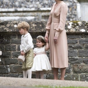 Le prince George de Cambridge et la princesse Charlotte de Cambridge avec leur mère Kate Middleton lors du mariage de leur tante Pippa Middleton et James Matthews à Englefield, dans le Berkshire, le 20 mai 2017.