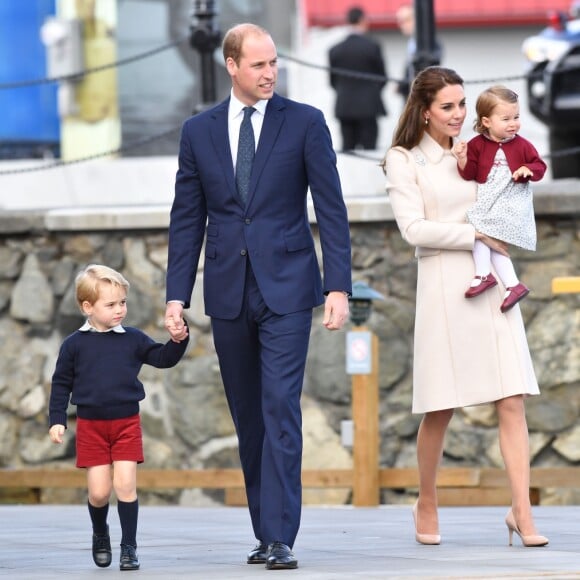 Le prince George et la princesse Charlotte de Cambridge disant au revoir au Canada le 1er octobre 2016 à Victoria, au dernier jour de la visite officielle de leurs parents le prince William et la duchesse Catherine.