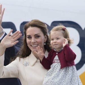 Le prince George et la princesse Charlotte de Cambridge disant au revoir au Canada le 1er octobre 2016 à Victoria, au dernier jour de la visite officielle de leurs parents le prince William et la duchesse Catherine.