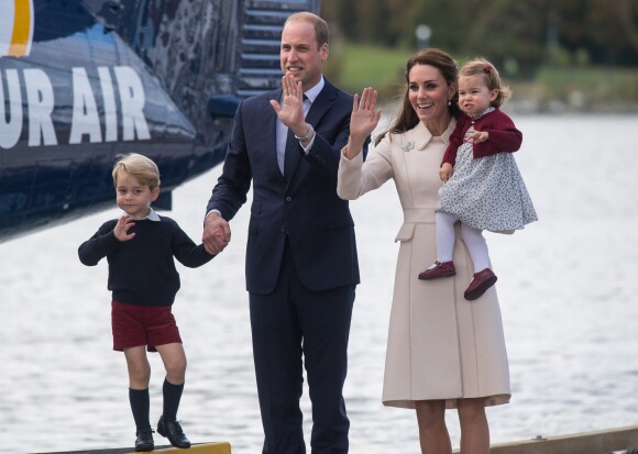 Le prince George et la princesse Charlotte de Cambridge disant au revoir au Canada le 1er octobre 2016 à Victoria, au dernier jour de la visite officielle de leurs parents le prince William et la duchesse Catherine.