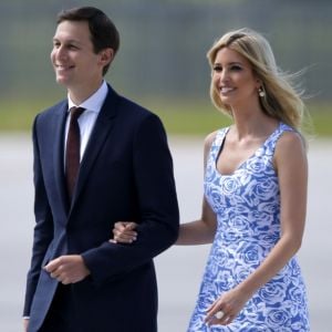 Jared Kushner et Ivanka Trump à leur arrivéee à l'aéroport de Hambourg accueillis par Olaf Scholz à bord de Air Force One, le 6 juillet 2017 pour assister au G20.