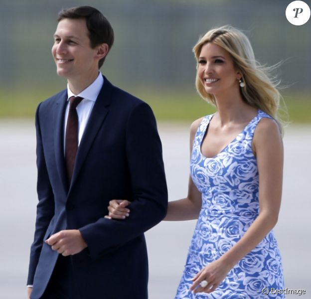 Jared Kushner et Ivanka Trump à leur arrivéee à l'aéroport de Hambourg accueillis par Olaf Scholz à bord de Air Force One, le 6 juillet 2017 pour assister au G20.