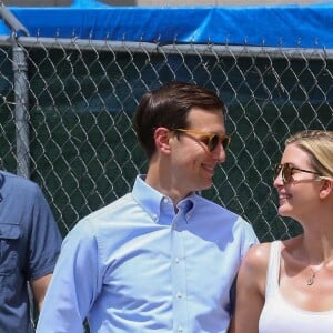 Ivanka Trump et son mari Jared Kushner se promènent dans leur quartier à Washington le 24 juin 2017.