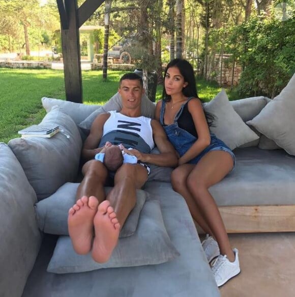Cristiano Ronaldo pose avec sa compagne Georgina (que l'on dit enceinte) et l'un de ses juleaux sur Instagram le 10 juillet 2017.