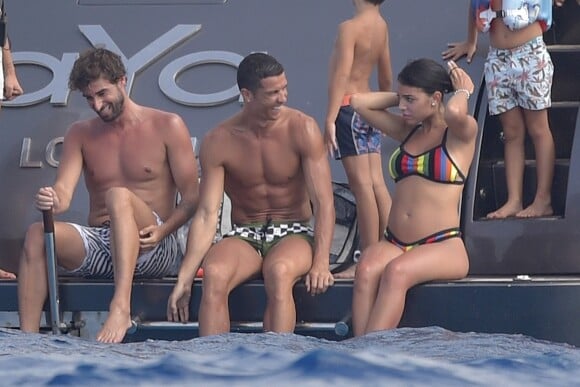 Cristiano Ronaldo en vacances avec sa compagne Georgina Rodriguez (enceinte?)) passent une journée avec des amis à Formentera, le 8 juillet 2017.