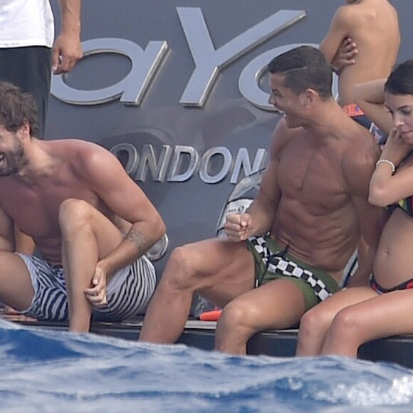 Cristiano Ronaldo en vacances avec sa compagne Georgina Rodriguez (enceinte?)) passent une journée avec des amis à Formentera, le 8 juillet 2017.
