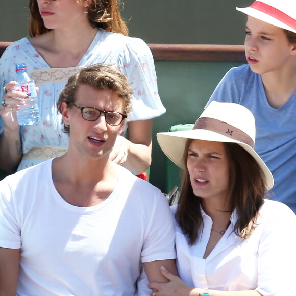 Ana Girardot et son compagnon Arthur de Villepin - People dans les tribunes lors de la finale des Internationaux de tennis de Roland-Garros à Paris, le 6 juin 2015.