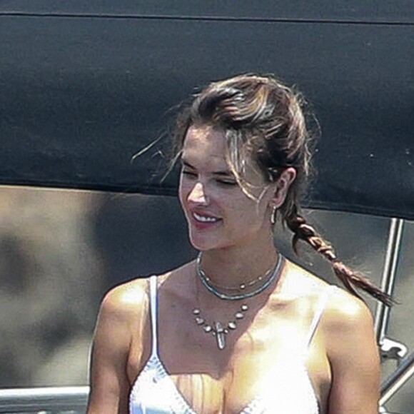 Alessandra Ambrosio sur le yacht "Just Smile" en bikini immaculé lors de ses vacances à Ibiza le 11 juillet 2017.