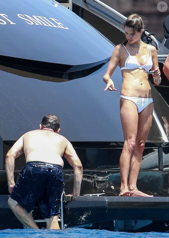 Alessandra Ambrosio sur le yacht "Just Smile" en bikini immaculé lors de ses vacances à Ibiza le 11 juillet 2017.