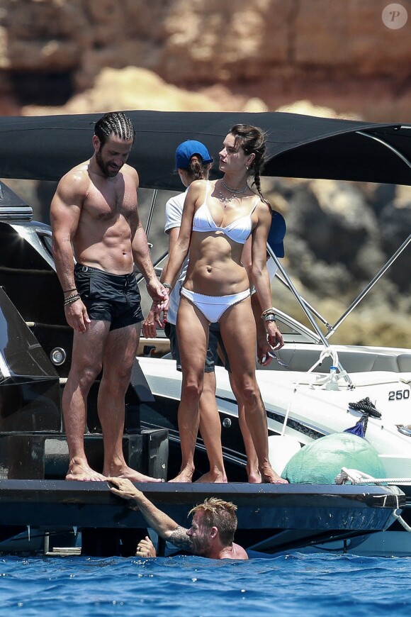 Alessandra Ambrosio sur le yacht "Just Smile" en bikini immaculé lors de ses vacances à Ibiza le 11 juillet 2017.