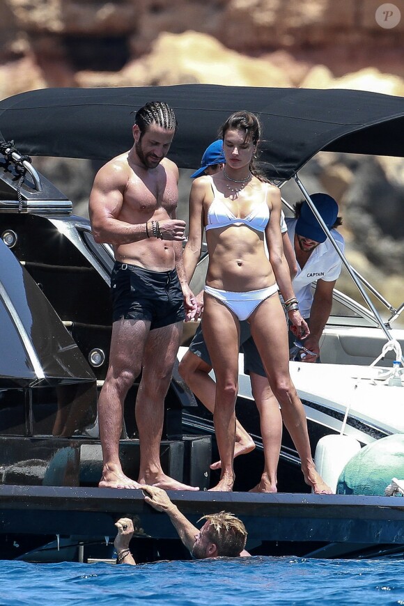 Alessandra Ambrosio sur le yacht "Just Smile" en bikini immaculé lors de ses vacances à Ibiza le 11 juillet 2017.