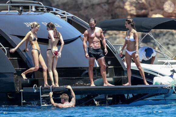 Alessandra Ambrosio sur le yacht "Just Smile" en bikini immaculé lors de ses vacances à Ibiza le 11 juillet 2017.