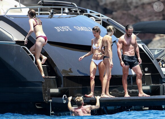 Alessandra Ambrosio sur le yacht "Just Smile" en bikini immaculé lors de ses vacances à Ibiza le 11 juillet 2017.